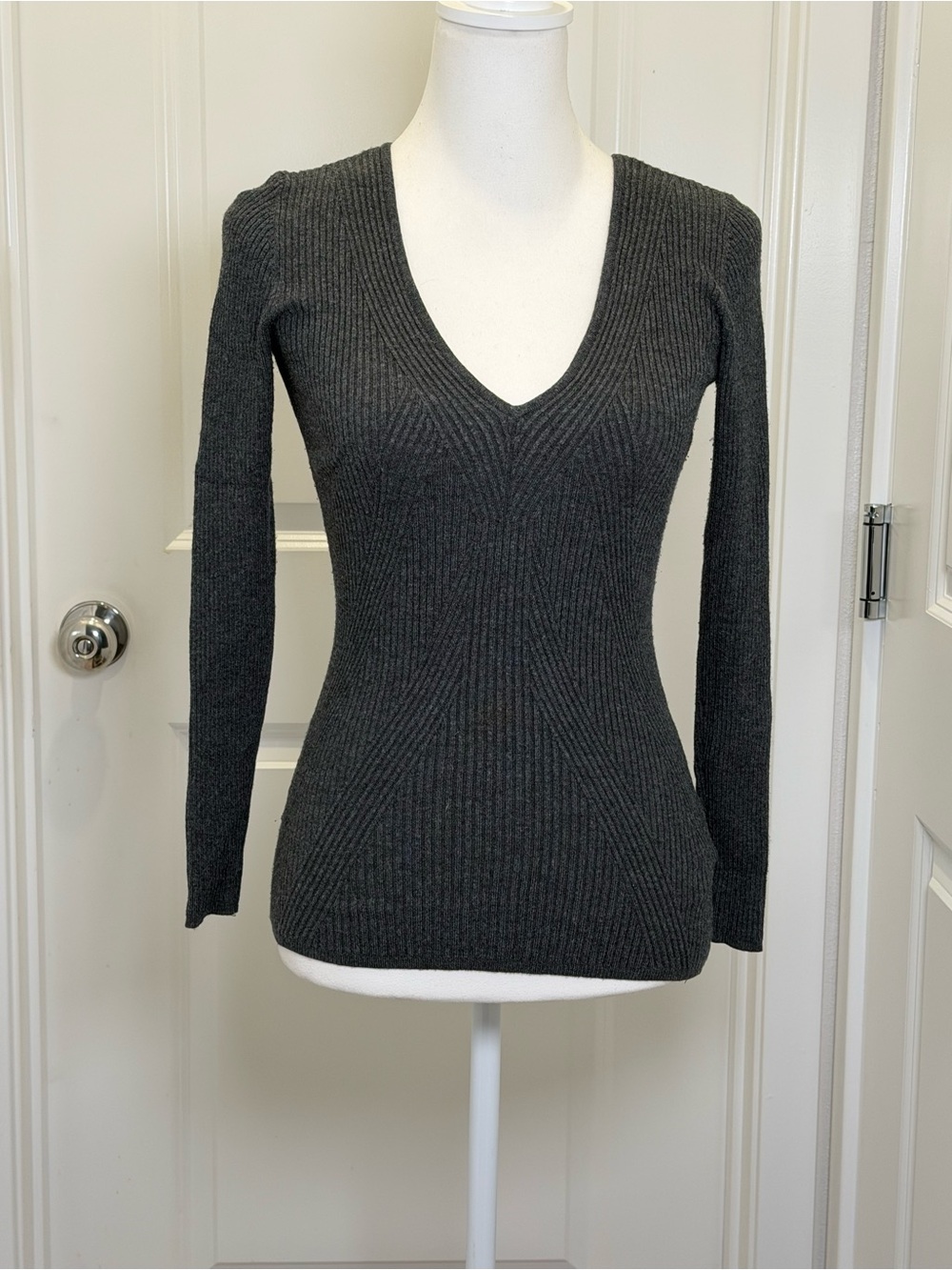 GUESS Women’s Gray Ribbed Knit V-Neck Long Sleeve Sweater Top Size Small